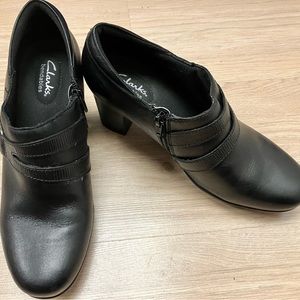 Clarks Leather Ankle Boot Size 9 EUC